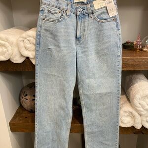Abercrombie The Baggy low rise light wash jeans NWT Size 24 00R